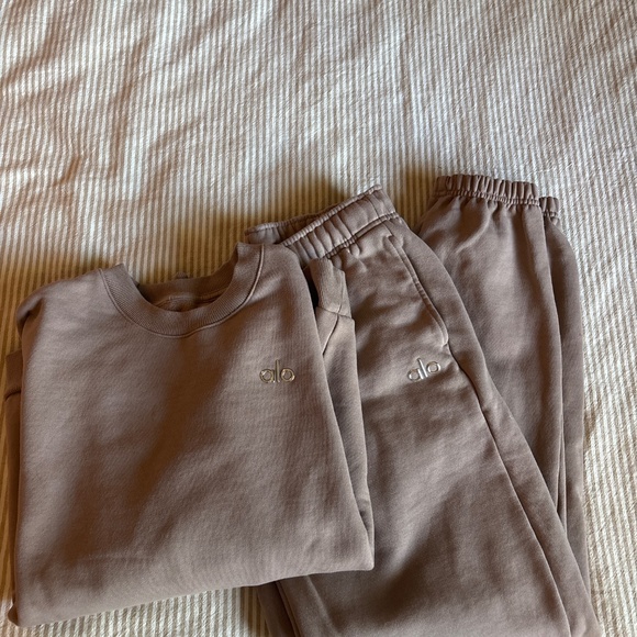 Alo Yoga *like new* Accolade Mushroom Matching Set Sweatshirt Sweatpants - Picture 4 of 4